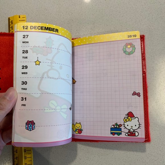 2011 HELLO KITTY PLANNER BRAND NEW - Picture 4 of 14